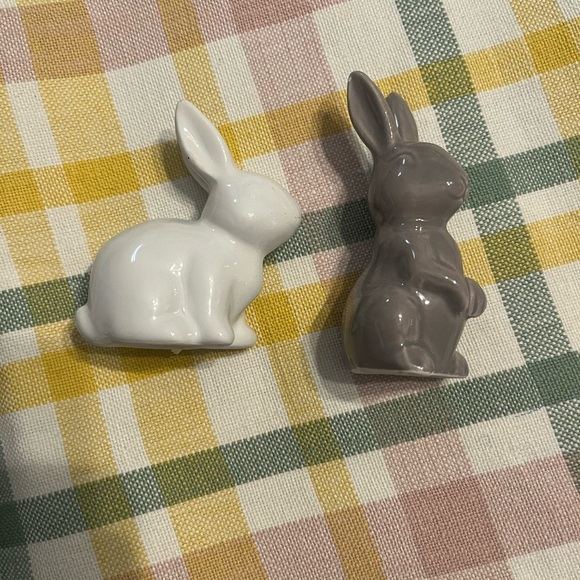 Bunny ceramic salt and pepper shakers - Picture 2 of 3
